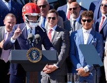 Joe Biden, presidente de EU, se colocó el casco de los campeones de la NFL. AP/E. Vucci