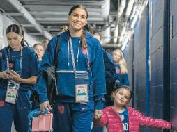 Alex Morgan es madre de una niña y las nuevas medidas le permitirán no estar alejada de ella en torneos internacionales. ESPECIAL