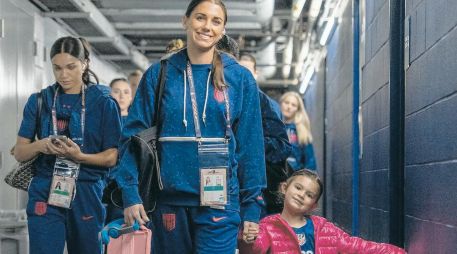 Alex Morgan es madre de una niña y las nuevas medidas le permitirán no estar alejada de ella en torneos internacionales. ESPECIAL