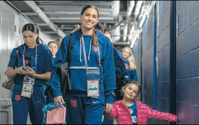 Alex Morgan es madre de una niña y las nuevas medidas le permitirán no estar alejada de ella en torneos internacionales. ESPECIAL