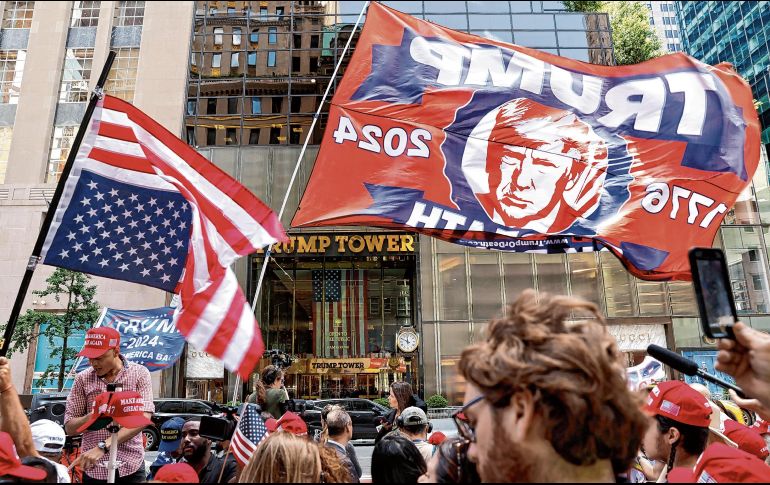 Simpatizantes del magnate acudieron a la Torre Trump para manifestar su apoyo, tras el veredicto de culpabilidad del jueves. EFE