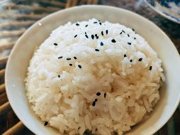 El índice glucémico del arroz integral es menor gracias a que su aporte de este nutriente ralentiza la digestión y la posterior absorción de carbohidratos. ESPECIAL / Foto de Markus Winkler en Unsplash