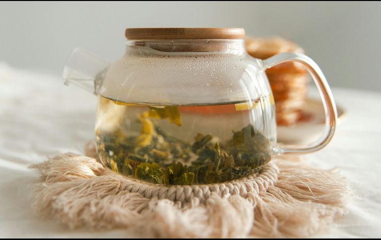 El té blanco es la forma menos procesada, lo que lo convierte en una opción popular para aquellos que buscan limitar su consumo de cafeína. Unplash.