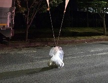 Se muestran dos globos con basura, presuntamente enviados por Corea del Norte, en la provincia de Chungcheong Sur. AP/ARCHIVO