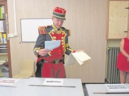 Un participante del desfile tradicional de Saint-Medard se prepara para emitir su voto. AFP/J. Thys