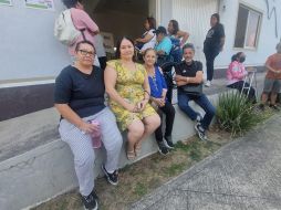 María del Rocío Macías y Trinidad González García llegaron desde temprano a su casilla buscando sufragar. EL INFORMADOR / J. Velazco