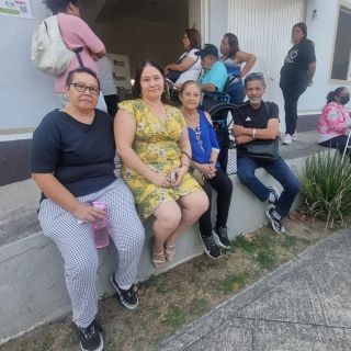 Madrugan para ser los primeros en la fila para votar