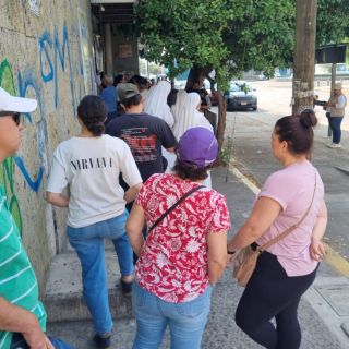 Largas filas en casillas esperan a los madrugadores a votar