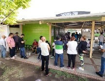 Otra señora gritaba “¡Yo debo trabajar!” ante la probabilidad de llegar tarde a sus trabajos por la tardanza. EL INFORMADOR / H. FIGUEROA 