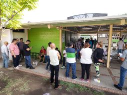 Otra señora gritaba “¡Yo debo trabajar!” ante la probabilidad de llegar tarde a sus trabajos por la tardanza. EL INFORMADOR / H. FIGUEROA 