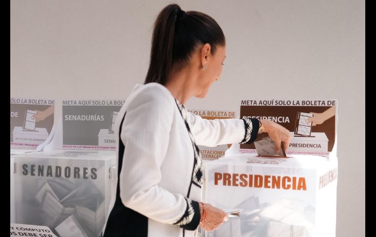 La candidata presidencial Claudia Sheinbaum emite su voto