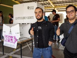 José Guadalupe Plascencia y su hermano Juan Luis, votaron por primera vez en una casilla adaptada. EL INFORMADOR/ H. Figueroa.