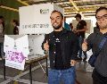 José Guadalupe Plascencia y su hermano Juan Luis, votaron por primera vez en una casilla adaptada. EL INFORMADOR/ H. Figueroa.