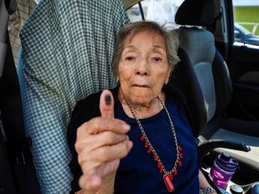 Personas como doña Elena Preciado no quisieron dejar de lado su derecho al voto. EL INFORMADOR / A. NAVARRO 