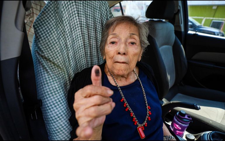 Personas como doña Elena Preciado no quisieron dejar de lado su derecho al voto. EL INFORMADOR / A. NAVARRO 