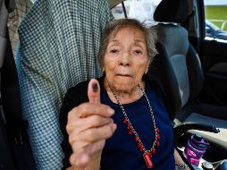 Personas como doña Elena Preciado no quisieron dejar de lado su derecho al voto. EL INFORMADOR / A. NAVARRO 