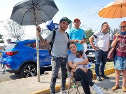 Llegaron a formarse desde las 7:20 de la mañana, y según los conteos de las mismas personas en la fila ya eran alrededor del turno 370. EL INFORMADOR / R. BOBADILLA