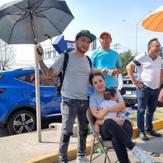 Van hasta por la silla en espera de poder votar en casilla especial