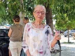 Las funcionarias de casilla le facilitaron el darle paso preferencial para que emitiera su sufragio sin demora. EL INFORMADOR / R. BOBADILLA