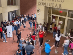 En redes sociales,  se compartió un video de cómo las personas mexicanas cantan Cielito Lindo mientras esperan su turno para votar en Montreal. ESPECIAL.
