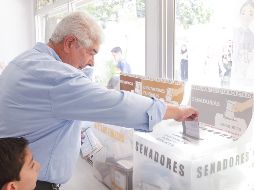 El candidato acudió acompañado de su nieto. ESPECIAL.