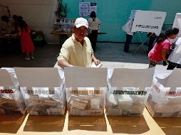 La estimación de tiempo del voto por persona era de tres minutos, pero hay ciudadanos que están tardando 9 minutos o más. EFE / F. Gutiérrez