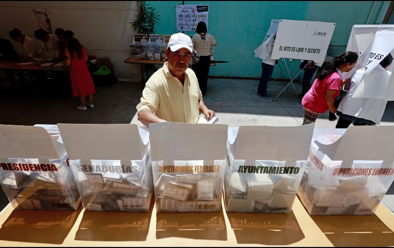 La estimación de tiempo del voto por persona era de tres minutos, pero hay ciudadanos que están tardando 9 minutos o más. EFE / F. Gutiérrez