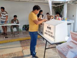 Tras entrar, y luego de garantizar que no había nadie más en fila, las personas funcionarias de casilla y las autoridades electorales y de seguridad pública cerraron las puertas. EL INFORMADOR/ R. Bobadilla