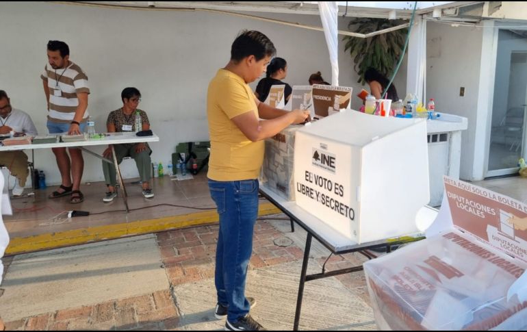 Tras entrar, y luego de garantizar que no había nadie más en fila, las personas funcionarias de casilla y las autoridades electorales y de seguridad pública cerraron las puertas. EL INFORMADOR/ R. Bobadilla
