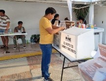 Tras entrar, y luego de garantizar que no había nadie más en fila, las personas funcionarias de casilla y las autoridades electorales y de seguridad pública cerraron las puertas. EL INFORMADOR/ R. Bobadilla