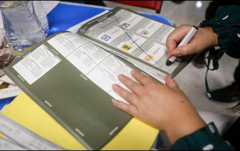 “¡Están anulando votos!” denunciaron ciudadanos y acusan a funcionarios electorales inutilizar las boletas locales. SUN/ Luis Camacho