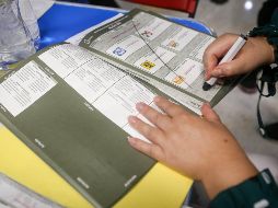 “¡Están anulando votos!” denunciaron ciudadanos y acusan a funcionarios electorales inutilizar las boletas locales. SUN/ Luis Camacho