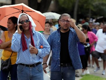 Ciudadanos mexicanos esperan para votar en las elecciones mexicanas en el edificio del Consulado de México este domingo en la ciudad de Houston. AP/David J. Phillip