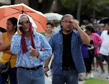 Ciudadanos mexicanos esperan para votar en las elecciones mexicanas en el edificio del Consulado de México este domingo en la ciudad de Houston. AP/David J. Phillip