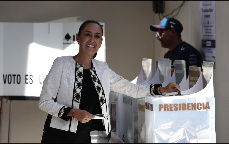 La candidata a la presidencia de México, Claudia Sheinbaum, registra una amplia ventaja sobre sus contrincantes Xóchitl Gálvez y Jorge Máynez al primer corte del conteo rápido. EFE/ Jose Mendez