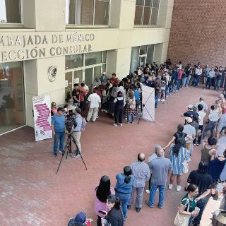Filas, caos, abucheos y rancheras por un sufragio