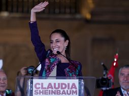La candidata a la Presidencia de México, Claudia Sheinbaum, saluda a sus simpatizantes en el Zócalo de la Ciudad de México en las primeras horas del 3 de junio de 2024. X./Francisco Cañedo.