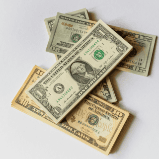 Peso mexicano registra su peor desplome desde la pandemia, en el cierre de jornada