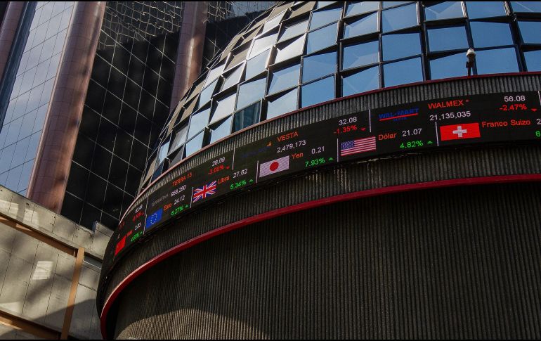 En la jornada, el peso se depreció un 4.42% frente al dólar, al cotizar a 17.71 unidades por billete verde, luego de los 16.96 en la jornada previa, según datos del Banco de México. NTX / ARCHIVO