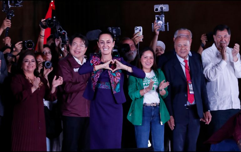 Claudia Sheinbaum, ganadora de la elección, saluda a simpatizantes la madrugada de este lunes en la plancha del Zócalo en la Ciudad de México. EFE/M. Guzmán.