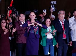 Claudia Sheinbaum, ganadora de la elección, saluda a simpatizantes la madrugada de este lunes en la plancha del Zócalo en la Ciudad de México. EFE/M. Guzmán.