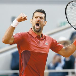 Djokovic resiste a lesión para avanzar a Cuartos