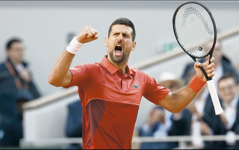 Novak Djokovic señaló que por semanas ha sentido molestias en su rodilla derecha y por ello pone en duda su continuidad en el Major francés. EFE