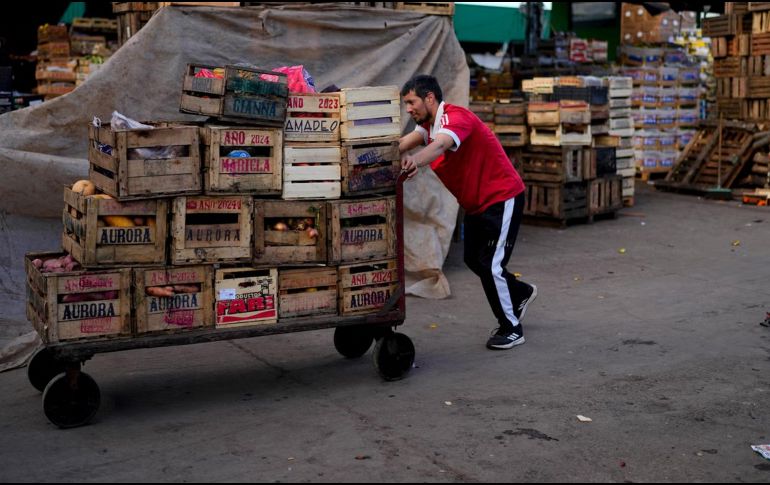 Los alimentos llevaban meses almacenados en galpones del ministerio. AP / ARCHIVO