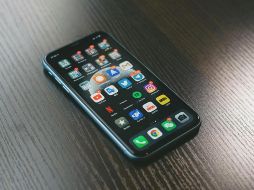 Manipular el teléfono mientras estamos en el baño puede parecer inofensivo, pero es una costumbre que deberíamos reconsiderar. Unsplash.