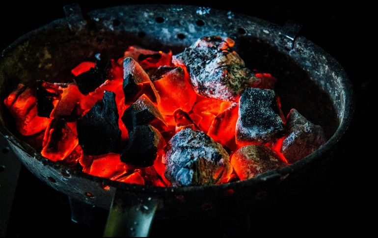 Aunque el carbón común y el carbón activado comparten un origen similar, sus procesos de producción, estructuras y propiedades los hacen adecuados para aplicaciones muy diferentes. UNSPLASH/Armando Ascorve Morales