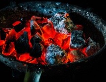 Aunque el carbón común y el carbón activado comparten un origen similar, sus procesos de producción, estructuras y propiedades los hacen adecuados para aplicaciones muy diferentes. UNSPLASH/Armando Ascorve Morales