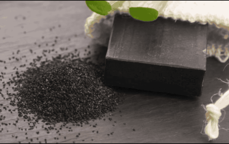 La activación puede realizarse mediante métodos físicos o químicos, aumentando significativamente la superficie específica del carbón. PINTEREST/Mundo Deportivo