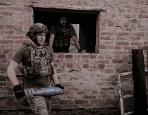 Soldados ucranianos se preparan para lanzar un mortero de 120mm hacia una posición rusa. AP/Foto de Oleg Petrasiuk/Ukrainian 24 Mechanised brigade