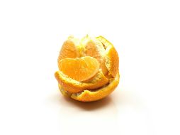 Adoptar hábitos alimenticios que incluyan cáscara de naranja puede ser un paso sencillo pero efectivo hacia un corazón más saludable y una mejor calidad de vida. UNSPLASH/David Todd McCarty
